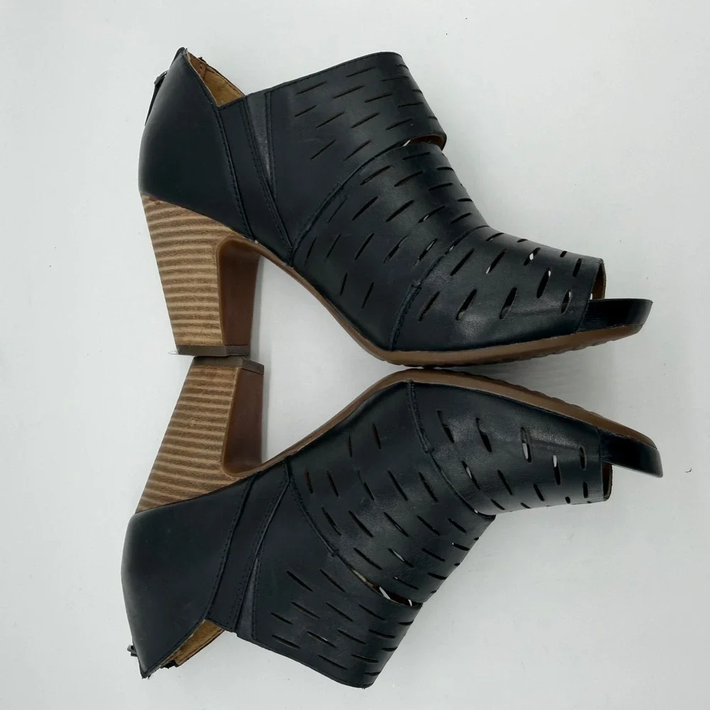Clarks Artisan Okena Sass Black Leather Peep‎ Toe Shooties Back Zip Heel 7.5